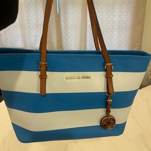 Michael kors blue and white tote bag so cute for an everyday bag!